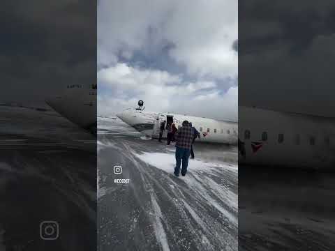 Video : Delta Plane Crash in Toronto