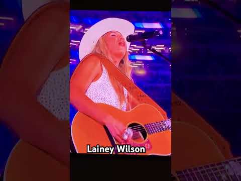 lainey wilson viral video
