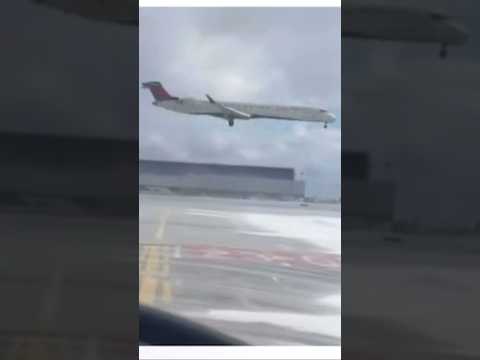 Video : Delta Plane Crash in Toronto