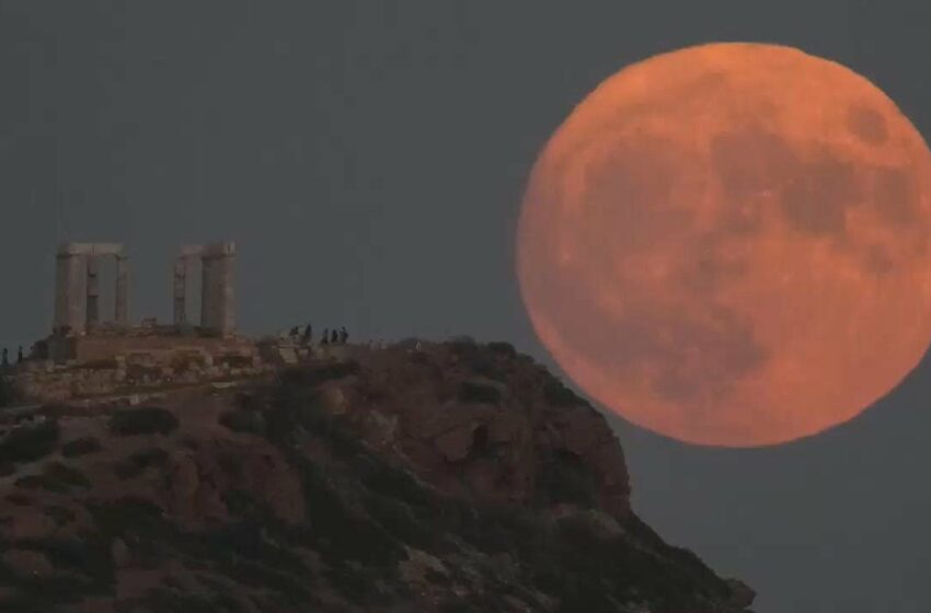  Video : Rare blue supermoon dazzles stargazers around the world