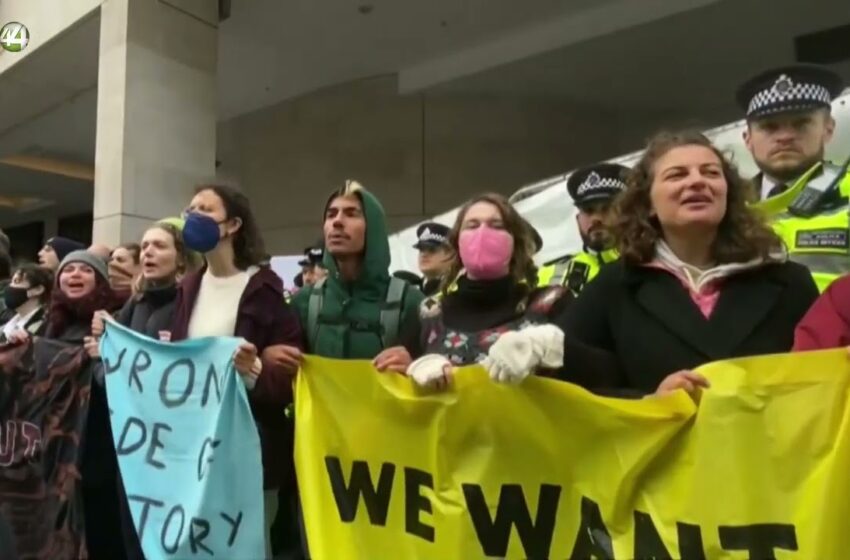  Greta Thunberg attends protest at Canary Wharf