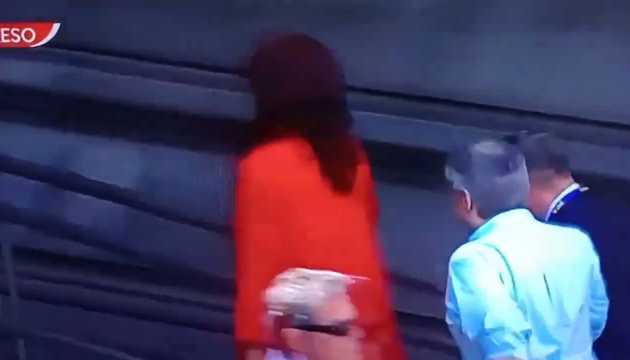 Con un gesto de "F*** YOU": así entró Cristina Kirchner al Congreso