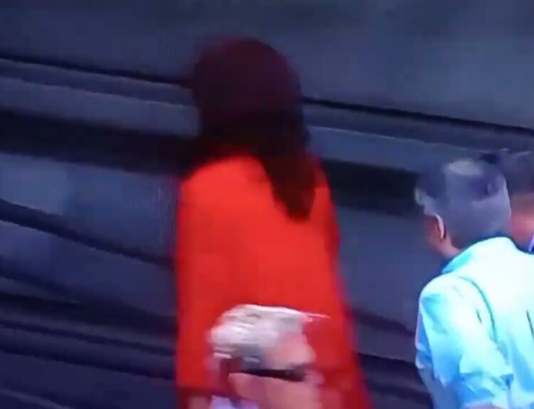 Con un gesto de "F*** YOU": así entró Cristina Kirchner al Congreso