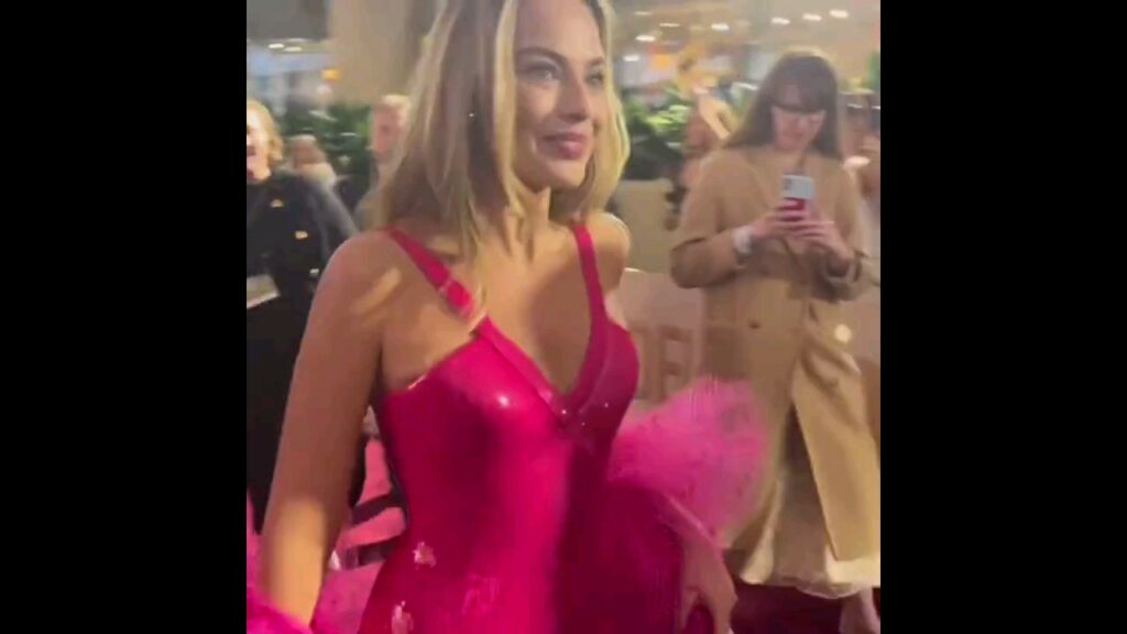 margot robbie at the golden glob