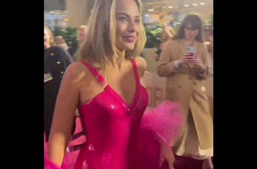  Margot robbie at the Golden Globes 2024