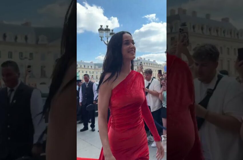  Katy Perry et sa robe de 200 mètres avec le paroles à la fashion Week de Paris