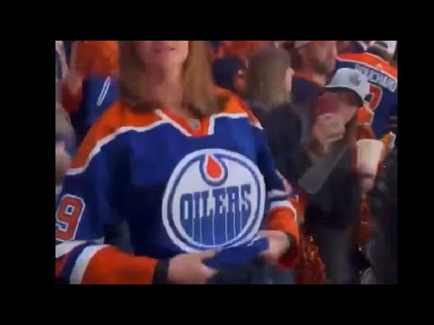  Video : Oilers Fan Flashes Crowd