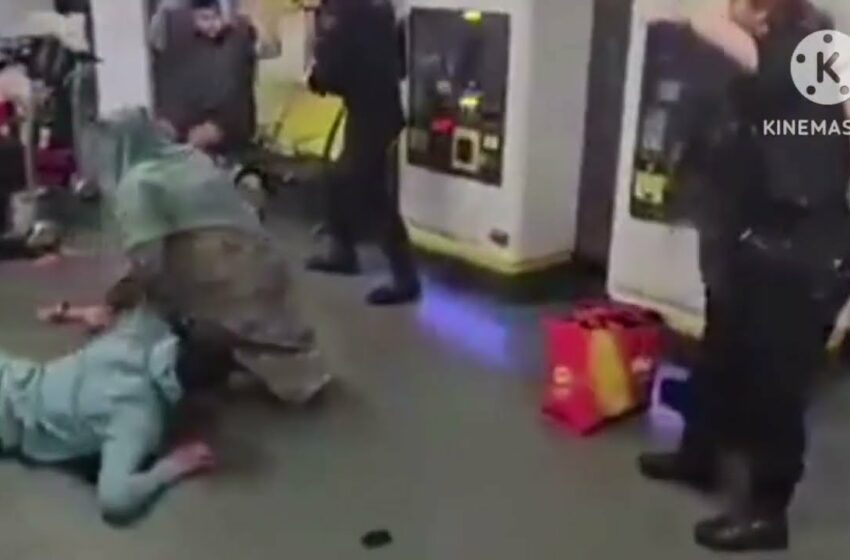  Video : Uk racist police brutality Manchester airport