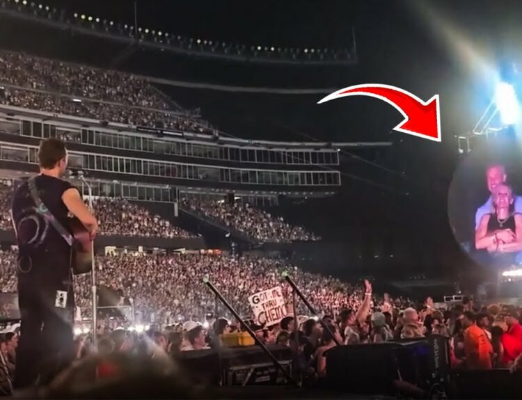 coldplay kiss cam video